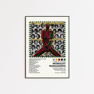Może przedstawiać: Oprawiony plakat z okładką albumu "Midnight Marauders" A Tribe Called Quest. Grafika przedstawia centralną postać w kolorze czerwonym, czarnym i zielonym, otoczoną czarno-białymi portretami. Widoczny jest tytuł albumu i lista utworów.