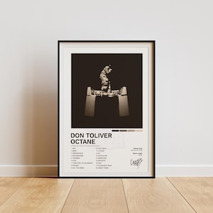 Op de afbeelding: Een ingelijste poster met de albumhoes van Don Toliver's "Octane". De illustratie is een sepia-kleurige afbeelding van een figuur op een platform. De poster bevat de albumtitel, tracklist en releasedetails. De lijst is zwart.