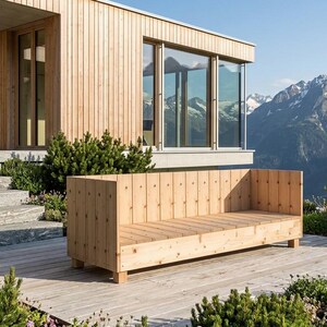 Könnte beinhalten: Ein hellbraunes Holzsofa mit Lamellendesign auf einer Holzterrasse. Das Sofa hat ein schlichtes, modernes Design. Der Hintergrund zeigt ein modernes Holzhaus, Grün und schneebedeckte Berge.
