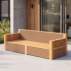 Puede incluir: Un banco de madera de color marrón claro con un diseño de listones en el respaldo, los laterales y la base. El banco tiene una estructura rectangular con listones de madera horizontales espaciados uniformemente, creando un patrón lineal.