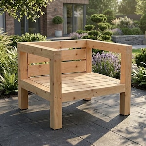 Könnte beinhalten: Ein niedriger Außenstuhl aus hellem Naturholz. Der Stuhl verfügt über ein quadratisches Rahmendesign mit dicken, blockartigen Beinen, einer Sitzfläche aus Latten und einer Rückenlehne, die aus zwei horizontalen Holzbrettern besteht.
