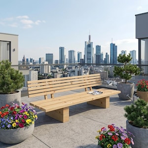 Puede incluir: Un banco de madera clara con respaldo de listones y asiento plano. El banco está en un patio en la azotea con plantas en macetas y un paisaje urbano de fondo. Una revista descansa sobre el banco.