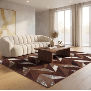 Tappeto geometrico in pelle con pelo, patchwork di pelle bovina fatto a mano, tappeto moderno a triangoli