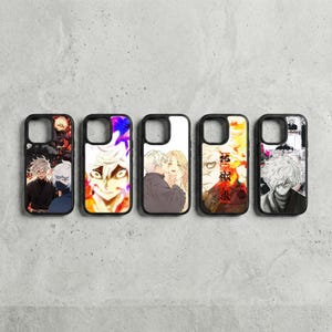 Op de afbeelding: Vijf zwarte telefoonhoesjes met verschillende illustraties in anime-stijl. De ontwerpen omvatten personages met wit haar, koppels en Japanse tekst. De hoesjes hebben een glanzende afwerking en zijn in een rij gerangschikt.