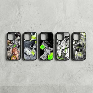 Puede incluir: Cinco fundas negras para teléfono con diseños gráficos únicos. Las fundas presentan ilustraciones en negro, blanco y verde neón, con varios temas, incluyendo arte estilo manga y texto. Las fundas están dispuestas en fila sobre un fondo gris.