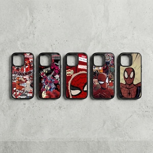 Könnte beinhalten: Fünf schwarze Handyhüllen mit Spider-Man-Designs. Jede Hülle zeigt eine andere Comic-Illustration des Superhelden. Die Designs umfassen verschiedene Posen, Comic-Panels und das Marvel-Logo. Die Hüllen werden auf einer hellgrauen Oberfläche präsentiert.