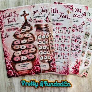 Könnte beinhalten: Ein Set aus fünf rechteckigen Spar-Challenge-Karten aus Papier mit Blumen- und Schmetterlingsmotiven. Jede Karte zeigt spezifische Dollarbeträge, religiöse Texte und Themen wie Walk By Faith, Prayer Jar und Faith Over Fear mit einem Logo.