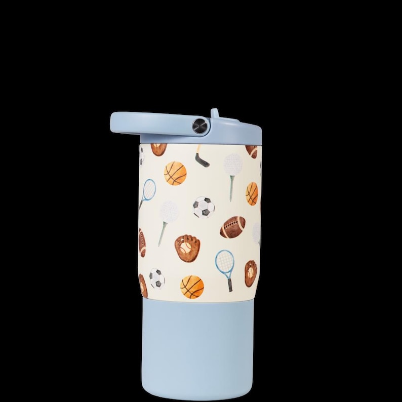 K&ouml;nnte beinhalten: Ein hellblau-cremefarbener Becher mit einem Sportmotiv. Das Muster umfasst Illustrationen von Basketb&auml;llen, Fu&szlig;b&auml;llen, Golfb&auml;llen, Baseballhandschuhen und Tennisschl&auml;gern. Der Becher hat einen blauen Deckel und einen blauen Boden.