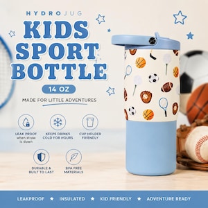 K&ouml;nnte beinhalten: Eine blau-wei&szlig;e HydroJug Kids Sportflasche, 414 ml, mit Sportmotiv. Die Flasche hat einen Klappdeckel und ist mit Bildern von Baseb&auml;llen, Fu&szlig;b&auml;llen, Golfb&auml;llen und anderen Sportger&auml;ten verziert. Die Flasche ist auslaufsicher und isoliert.