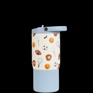 K&ouml;nnte beinhalten: Ein hellblau-cremefarbener Becher mit einem Sportmotiv. Das Muster umfasst Aquarellillustrationen von Golfb&auml;llen, Fu&szlig;b&auml;llen, Basketb&auml;llen, Fu&szlig;b&auml;llen, Baseballhandschuhen und Tennisschl&auml;gern. Der Becher hat einen hellblauen Deckel und Boden.