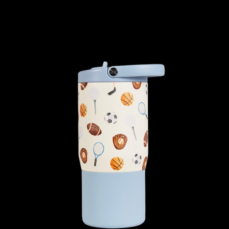 K&ouml;nnte beinhalten: Ein hellblau-cremefarbener Becher mit einem Sportmotiv. Das Muster umfasst Aquarellillustrationen von Golfb&auml;llen, Fu&szlig;b&auml;llen, Basketb&auml;llen, Fu&szlig;b&auml;llen, Baseballhandschuhen und Tennisschl&auml;gern. Der Becher hat einen hellblauen Deckel und Boden.