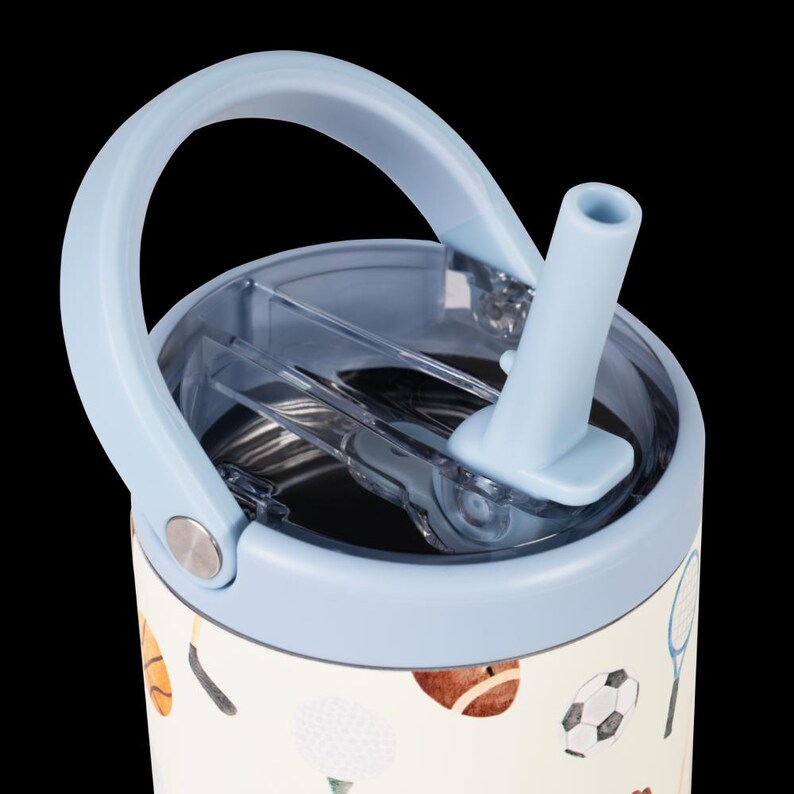 K&ouml;nnte beinhalten: Eine hellblaue Wasserflasche mit passendem Griff und Strohhalm. Der Deckel ist transparent und der K&ouml;rper ist mit Sportmotiven verziert, darunter ein Football, ein Fu&szlig;ball und ein Tennisschl&auml;ger. Die Flasche ist f&uuml;r einfaches Tragen und Gebrauch konzipiert.