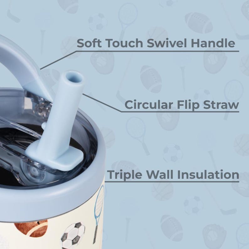 K&ouml;nnte beinhalten: Ein hellblauer isolierter Becher mit einem Soft-Touch-Schwenkgriff und einem kreisf&ouml;rmigen Klappstrohhalm. Der Becher hat ein Sportmotiv und eine dreifache Isolierung. Text auf dem Bild lautet: "Soft Touch Swivel Handle", "Circular Flip Straw" und "Triple Wall Insulation".