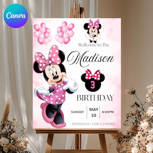 Könnte beinhalten: Ein rosa-weißes Geburtstagsplakat mit Minnie Mouse. Das Schild enthält den Namen "Madison", die Zahl "3" sowie Datum und Uhrzeit der Party. Das Schild wird auf einer hölzernen Staffelei angezeigt.