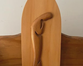 Placa de parede vintage de meados do século XX em madeira com figura religiosa em oração.