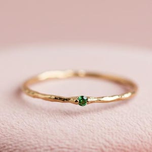 Anillo solitario de esmeralda – Delicada banda de oro con gema verde – Joyería minimalista de promesa