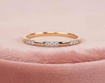 Anillo de plata de ley con moissanita, delicado anillo minimalista apilable, joyería nupcial elegante para mujer.
