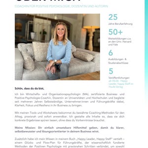 Puede incluir: Imagen promocional para una coach de negocios. La imagen presenta a una mujer con un su&eacute;ter azul sentada en un sof&aacute;. El texto incluye "&Uuml;ber Mich" y detalles sobre su experiencia y calificaciones.