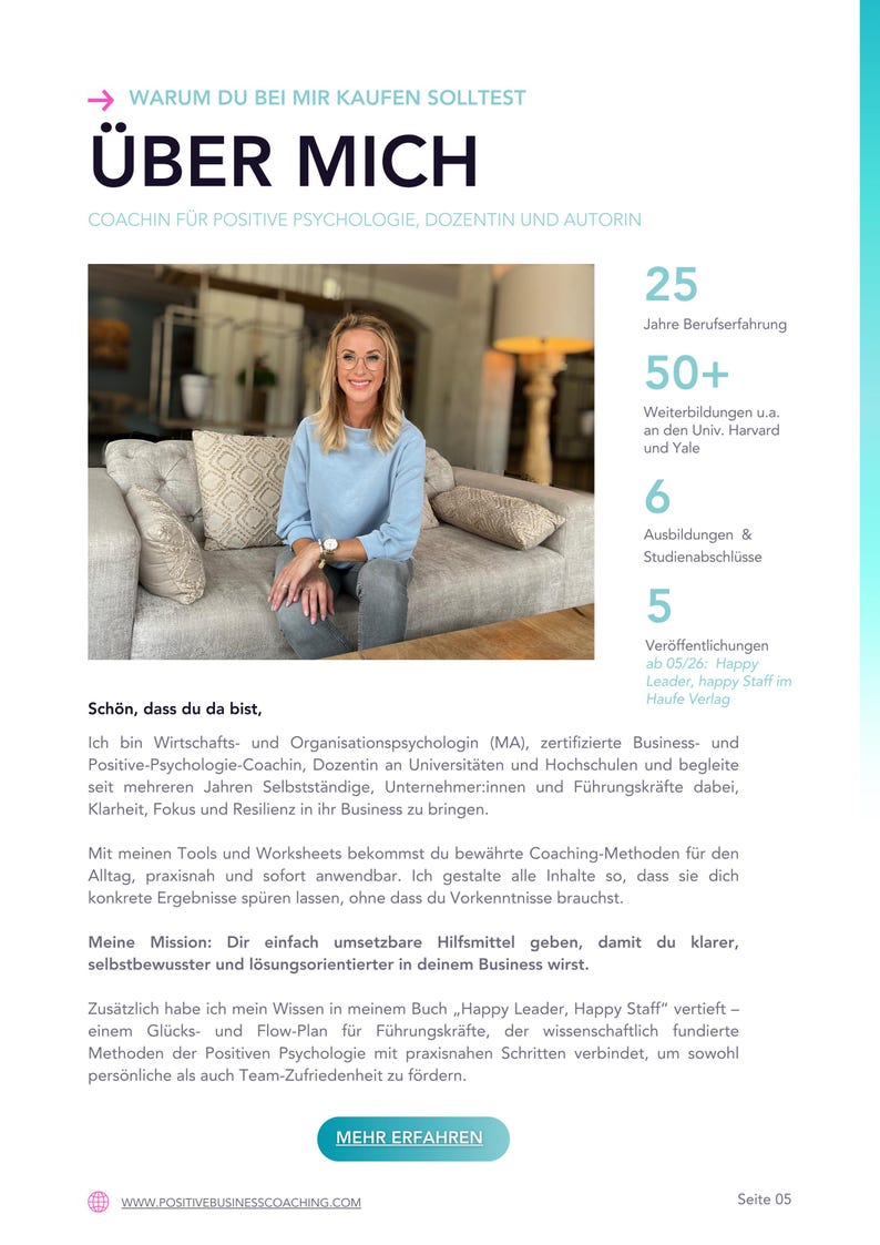 Puede incluir: Imagen promocional para una coach de negocios. La imagen presenta a una mujer con un su&eacute;ter azul sentada en un sof&aacute;. El texto incluye "&Uuml;ber Mich" y detalles sobre su experiencia y calificaciones.