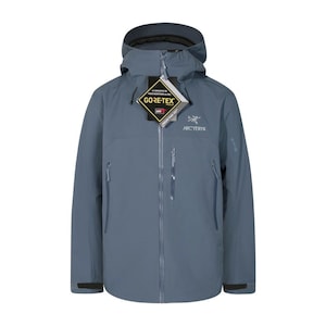 Pode incluir: Casaco Arc'teryx azul ardósia com capuz e zíper completo. O casaco apresenta o logotipo Gore-Tex e o logotipo Arc'teryx. Possui dois bolsos com zíper na frente e um pequeno logotipo na manga.