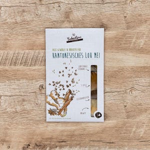 Könnte beinhalten: Rustikales Holzschild mit dem Text "Welcome to our home" in weißer Schrift. Das Schild hat eine Used-Optik und ein schlichtes, einladendes Design, perfekt für eine Veranda oder einen Eingangsbereich.