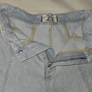 Jeansy damskie Free People 25 niebieskie, rozkloszowane, swobodne, rozciągliwe zdjęcie 4