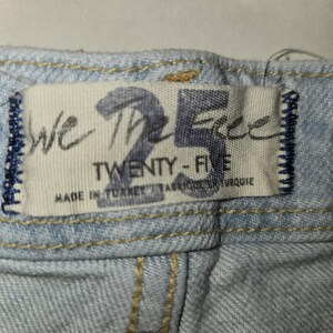 Jeansy damskie Free People 25 niebieskie, rozkloszowane, swobodne, rozciągliwe zdjęcie 3