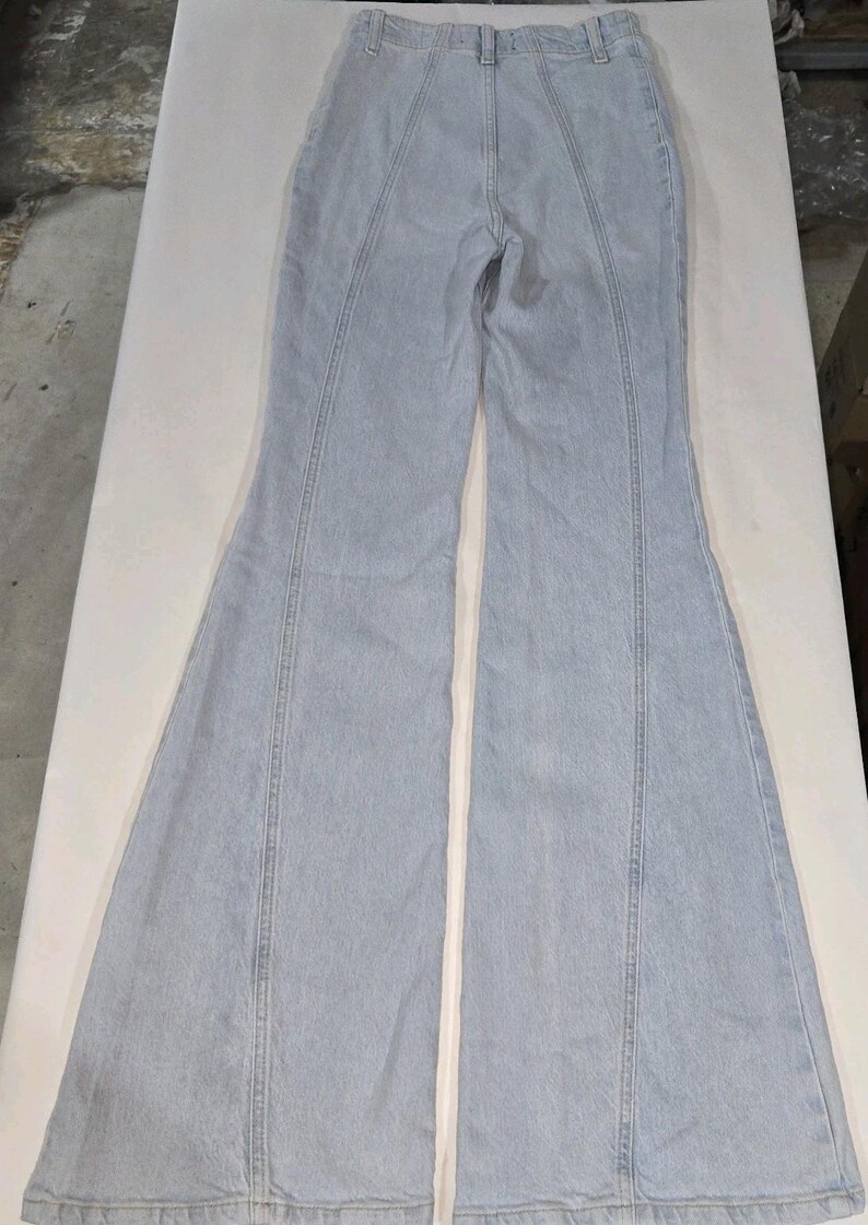 Jeansy damskie Free People 25 niebieskie, rozkloszowane, swobodne, rozciągliwe zdjęcie 2