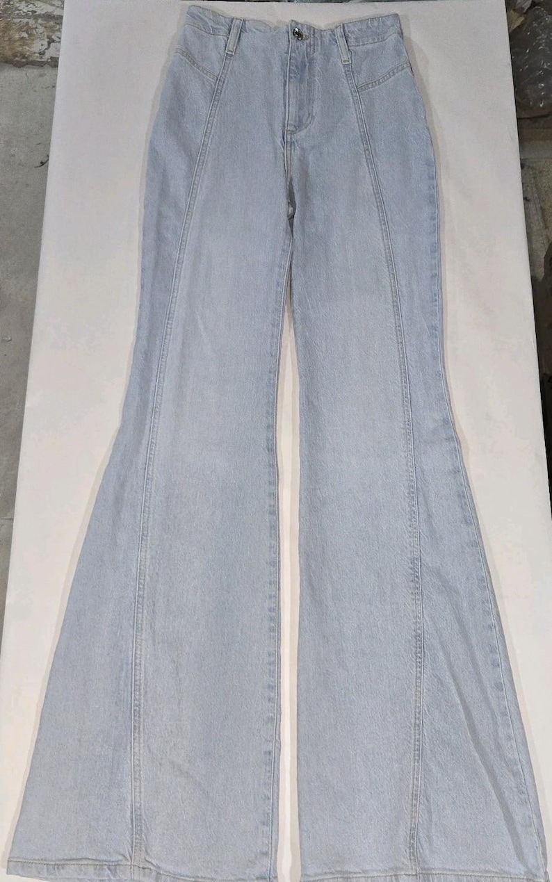 Jeansy damskie Free People 25 niebieskie, rozkloszowane, swobodne, rozciągliwe zdjęcie 1