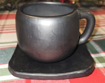 Meksykański zestaw filiżanek i spodków do kawy z czarnej gliny Taza Con Plato Barro Negro