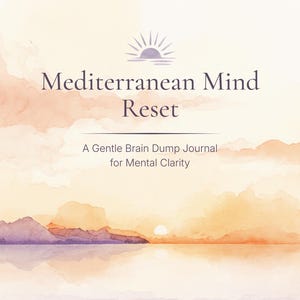 Op de afbeelding: Een tijdschriftomslag met een aquarelontwerp met een zonsondergang boven water. De tekst "Mediterranean Mind Reset" staat boven de slogan "A Gentle Brain Dump Journal for Mental Clarity."