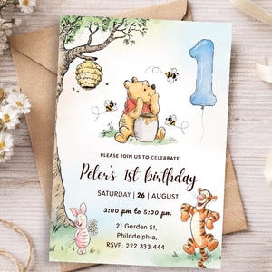 K&ouml;nnte beinhalten: Geburtstagseinladung mit Winnie Puuh, Ferkel und Tiger. Die Einladung enth&auml;lt einen blauen Ballon mit der Zahl eins, einen Honigtopf und den Text "Peter's 1st birthday". Die Einladung befindet sich auf wei&szlig;em Hintergrund.