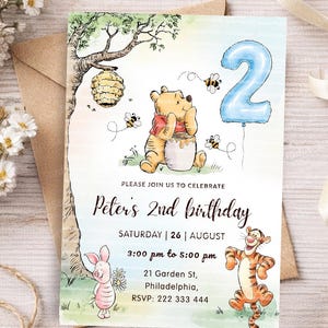 Könnte beinhalten: Eine Geburtstagseinladung im Aquarellstil mit Winnie Puuh, Ferkel und Tiger. Die Einladung enthält einen blauen Ballon mit der Zahl 2, einen Honigtopf und den Text "Peter's 2nd birthday". Die Einladung ist auf weißem Hintergrund.