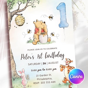 K&ouml;nnte beinhalten: Eine verspielte Geburtstagseinladung mit Winnie Puuh, Ferkel und Tiger. Das Design beinhaltet einen blauen Ballon mit der Zahl eins, Bienen und einen Honigtopf. Der Text lautet "Peter's 1. Geburtstag" mit Veranstaltungsdetails.