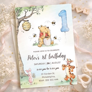K&ouml;nnte beinhalten: Eine verspielte Einladung zum 1. Geburtstag von Peter mit Winnie Puuh, Tigger und Ferkel. Das Design beinhaltet einen blauen Ballon mit der Zahl eins, Bienen und einen Honigtopf. Die Einladung enth&auml;lt Datum, Uhrzeit und Ort.