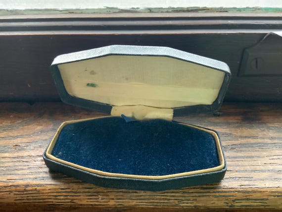 vintage jewelry display box/stickpin case