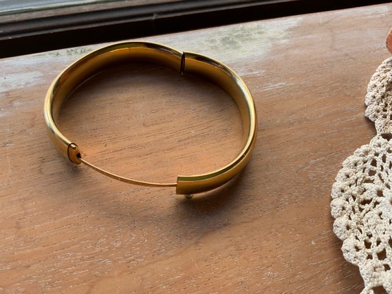 Gold filled etched flower bangle bracelet - image 5
