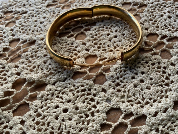 Gold filled etched flower bangle bracelet - image 6