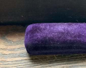 vintage velvet and satin advertising jewelry display case/stickpin