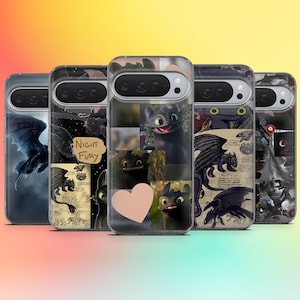 Può includere: Cinque custodie per telefono con vari design con il drago Night Fury del film "Dragon Trainer". Le custodie mostrano immagini del drago, tra cui un collage con un cuore rosa e illustrazioni.