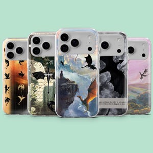 Könnte beinhalten: Fünf Handyhüllen mit Drachendesign. Die Hüllen zeigen verschiedene Drachenillustrationen in Schwarz, Orange und Lila, vor Hintergründen von Landschaften und künstlerischen Mustern. Die Hüllen sind transparent mit einem Schutzstoßfänger.