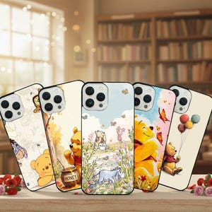 Puede incluir: Cinco fundas para teléfono con personajes de Winnie the Pooh. Cada funda tiene un diseño diferente, incluyendo a Pooh con miel, Ígor, Piglet y Tigger. Las fundas tienen bordes negros e ilustraciones coloridas.