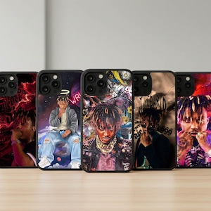 Op de afbeelding: Een verzameling van vijf zwarte telefoonhoesjes met kleurrijke grafische ontwerpen. Elk hoesje toont een ander portret van een persoon met diverse artistieke stijlen. De hoesjes zijn ontworpen voor een telefoon en bieden bescherming.