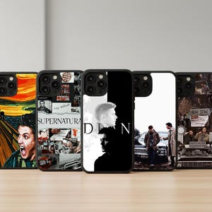 Może przedstawiać: Kolekcja pięciu etui na telefony o różnych wzorach. Jedno etui przedstawia obraz krzyczącej twarzy, a inne kolaże, portrety i tekst. Etui są czarne i mają błyszczące wykończenie.