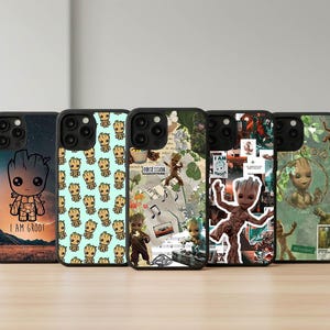 Puede incluir: Cinco fundas para teléfono con diseños de Groot. Las fundas muestran diversos fondos: un cielo estrellado, patrones repetidos de Groot y arte de collage. Las fundas son negras y muestran una variedad de imágenes de Groot.