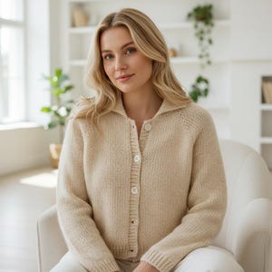 Könnte beinhalten: Ein Set aus drei Keramikbechern mit gesprenkelter, matter Oberfläche. Die Becher sind in den Farbtönen Creme, Hellgrau und Dunkelgrau gehalten. Jeder Becher hat ein schlichtes, minimalistisches Design, ideal für Kaffee oder Tee.