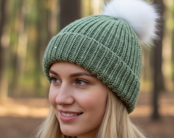 Gorro de punto acanalado Forst con pompón: patrón de gorro unisex de invierno acogedor