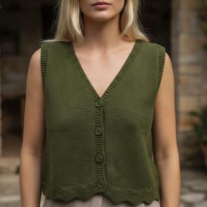 Puede incluir: Chaleco de punto verde oliva con cuello en V y cierre de botones. La parte superior sin mangas tiene un dobladillo festoneado. El chaleco está hecho de tejido de punto texturizado.