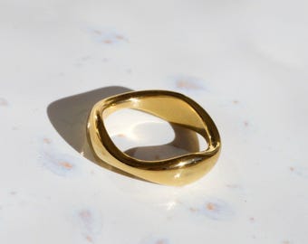 Resistente al agua / Anillo apilable de oro / Anillo ondulado de acero inoxidable con revestimiento PVD de oro de 18 quilates / Joyería hipoalergénica que no se decolora