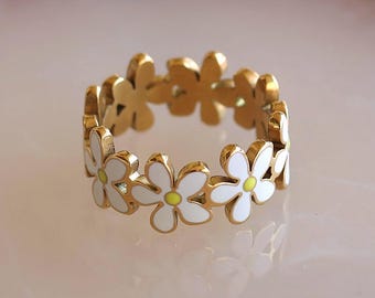Resistente al agua • Anillo de eternidad con flor de margarita • Banda de acero inoxidable • Joyería chapada en oro PVD de 18 quilates resistente al deslustre